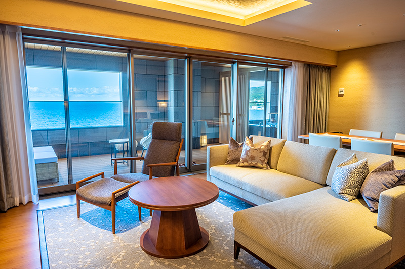 日本海の夕景を望む専用温泉付き客室で贅沢ステイ