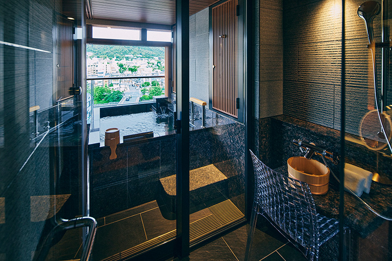 京都の風情を感じる高級温泉宿の専用温泉付き客室 