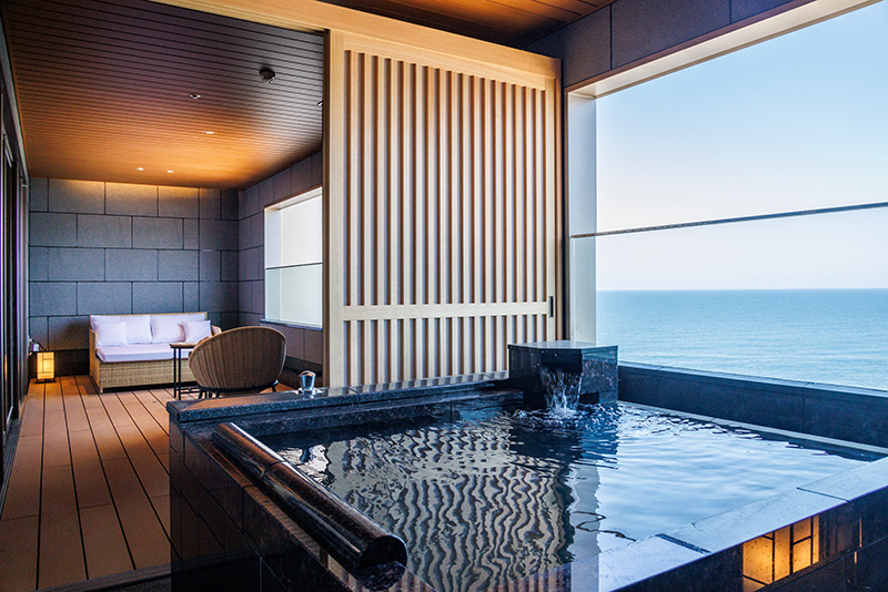 日本海の夕景を望む専用温泉付き客室で贅沢ステイ