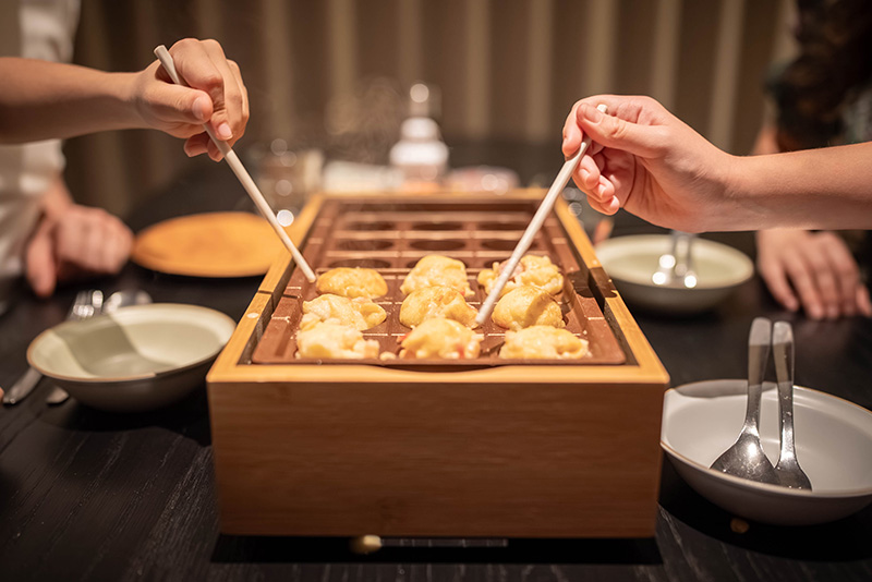 食卓を囲んで笑い合う、仲間旅 