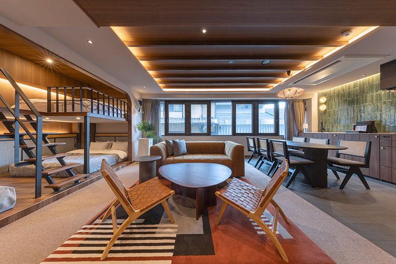 食卓を囲んで笑い合う、仲間旅