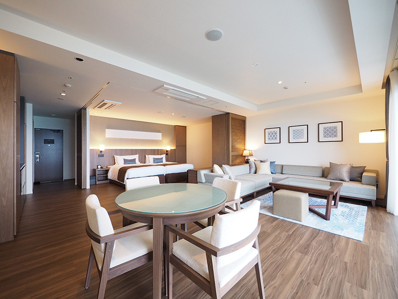 食卓を囲んで笑い合う、仲間旅