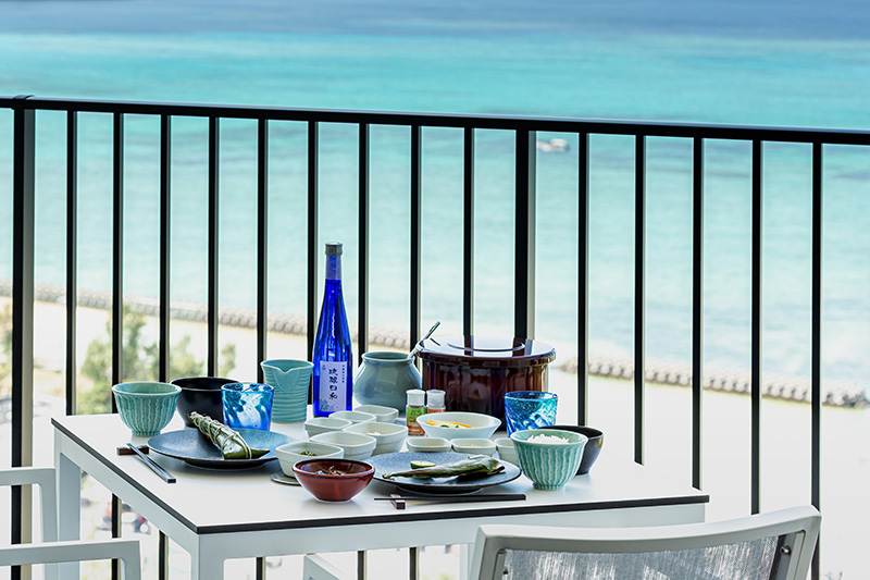 食卓を囲んで笑い合う、仲間旅