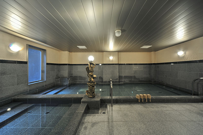 “トゴール鉱石” を使った人工温泉の大浴場